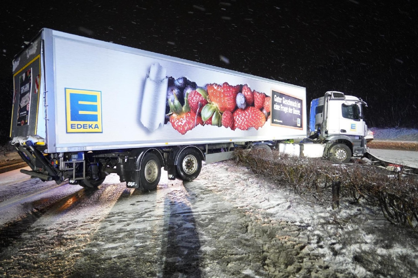 AKTUALISIERT: Sattelzug durchschlgt auf A48 bei Weitersburg die Mittelschutzplanke