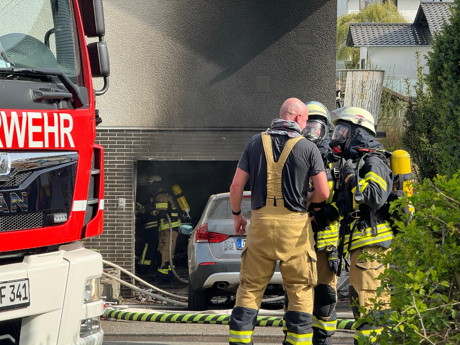 Garagenbrand konnte zum Glck schnell gelscht werden. (Alle Fotos: Uwe Schumann)