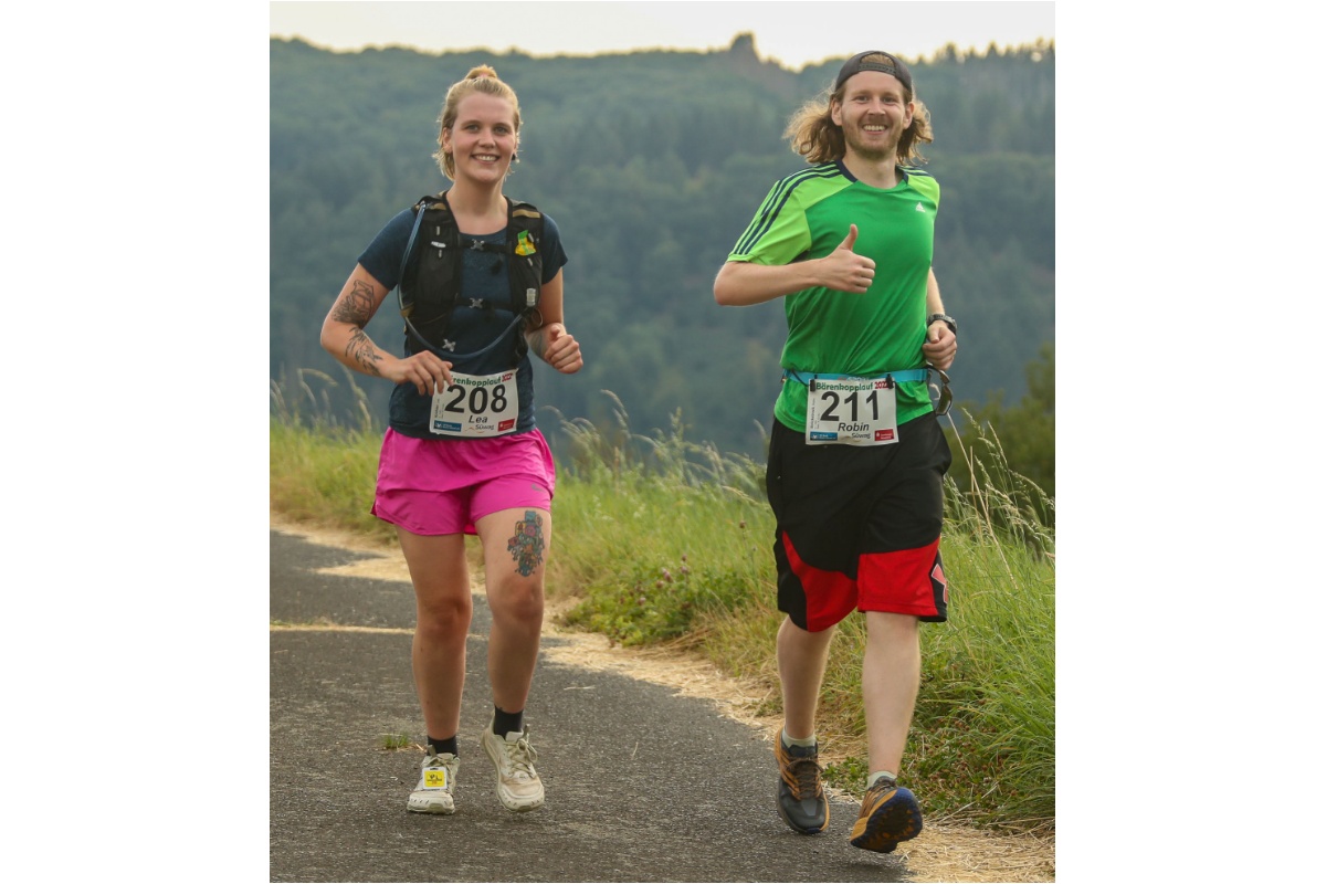 Gemeinsam bald geschafft! Kurz vor Glockscheid galt es fr das Duo nur noch 1 Kilometer bis zum Ziel zu bewltigen. (Foto: eventfotografie24/Thorsten Holler)