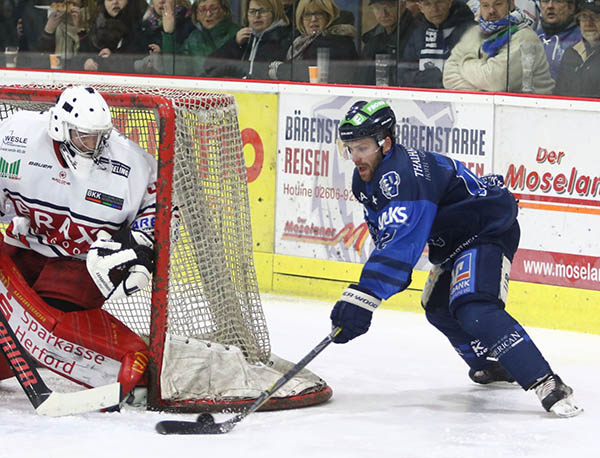 Michael Jamieson gegen Kieren Vogel: Neuwieds US-Amerikaner erzielte den Anschluss zum 3:4, aber dieser Treffer kam zu spt. Foto: Verein