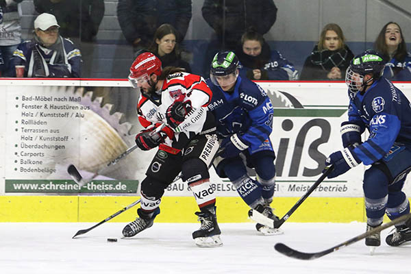 Torschtzen im Zweikampf: Der neue EGDL-Strmer Philipp Maier (links) erzielte das 1:0 und 2:0 fr die Rockets, whrend Moritz Schug den fnften Neuwieder Treffer markierte.