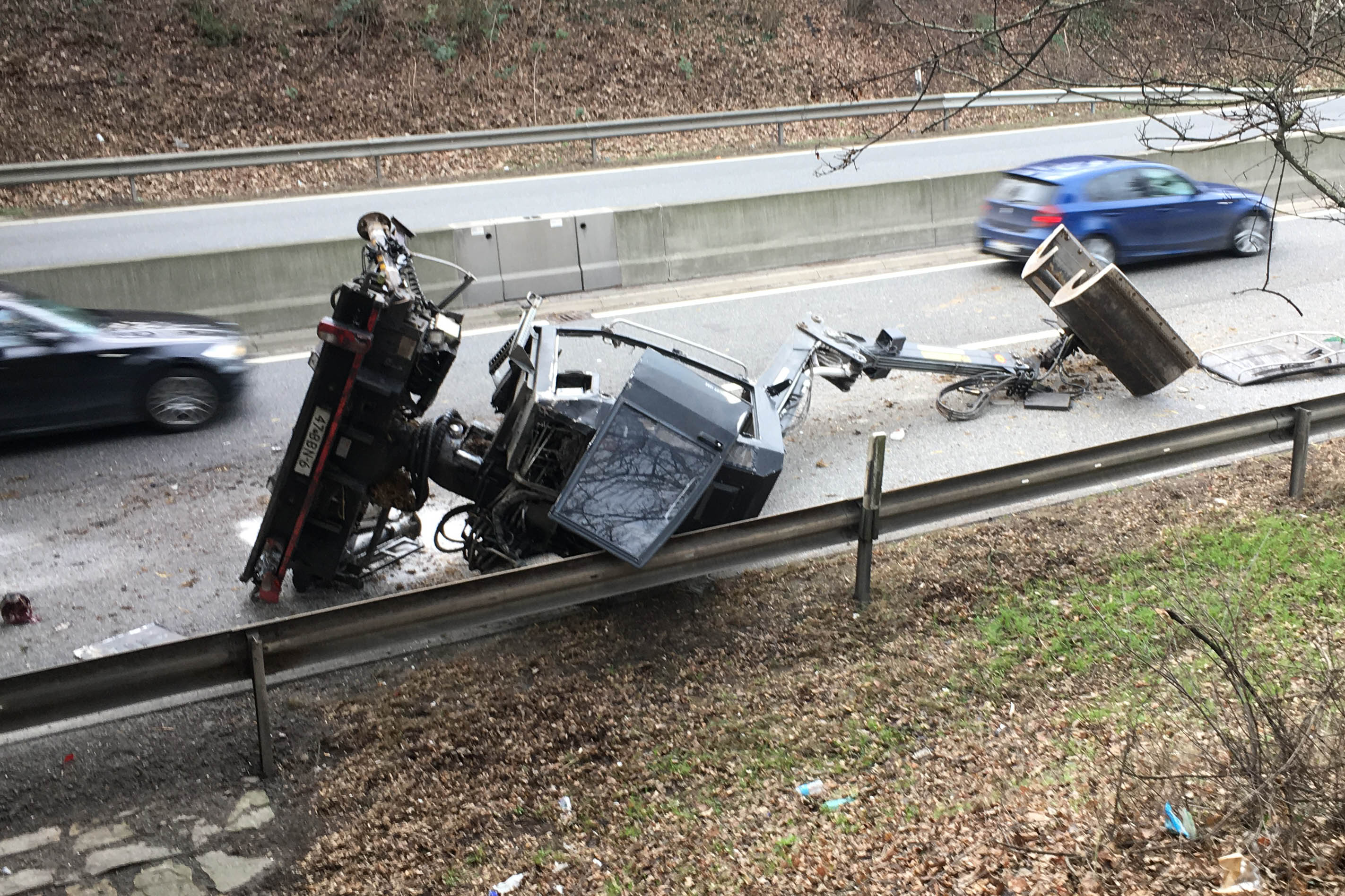 Bagger auf LKW stt gegen Brcke und landet auf B 42