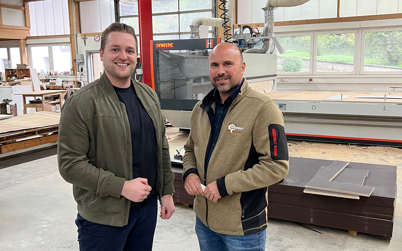 Krzlich besuchte der heimische Bundestagsabgeordnete Martin Diedenhofen (SPD) den familiengefhrten Holzfachmarkt Bahles in Kasbach. Dort sprach er mit Geschftsfhrer Konrad Hausen. (Foto: Marie-Christin Schlter)