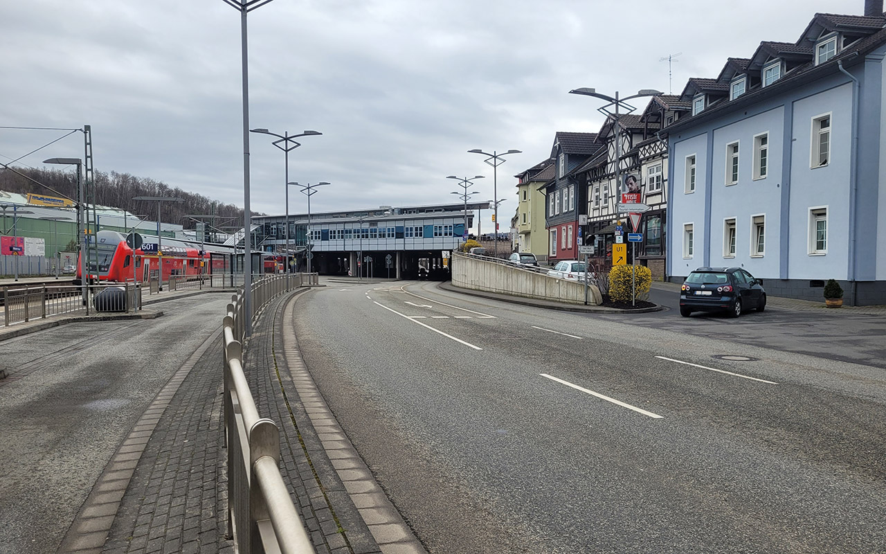 Vollsperrung der Bahnhofstrae (B62) in Wissen im Bereich des Regiobahnhofs