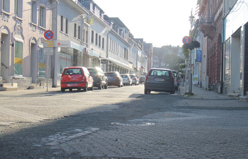 Die Bahnhofstrae in Montabaur wird im Abschnitt zwischen Wallstrae und Steinweg schn hergerichtet mit einheitlichem Pflaster, frischem Asphalt und modernen Pflanzkbeln. Die Bauarbeiten beginnen am 8. Oktober. (Foto: Stadt Montabaur)    