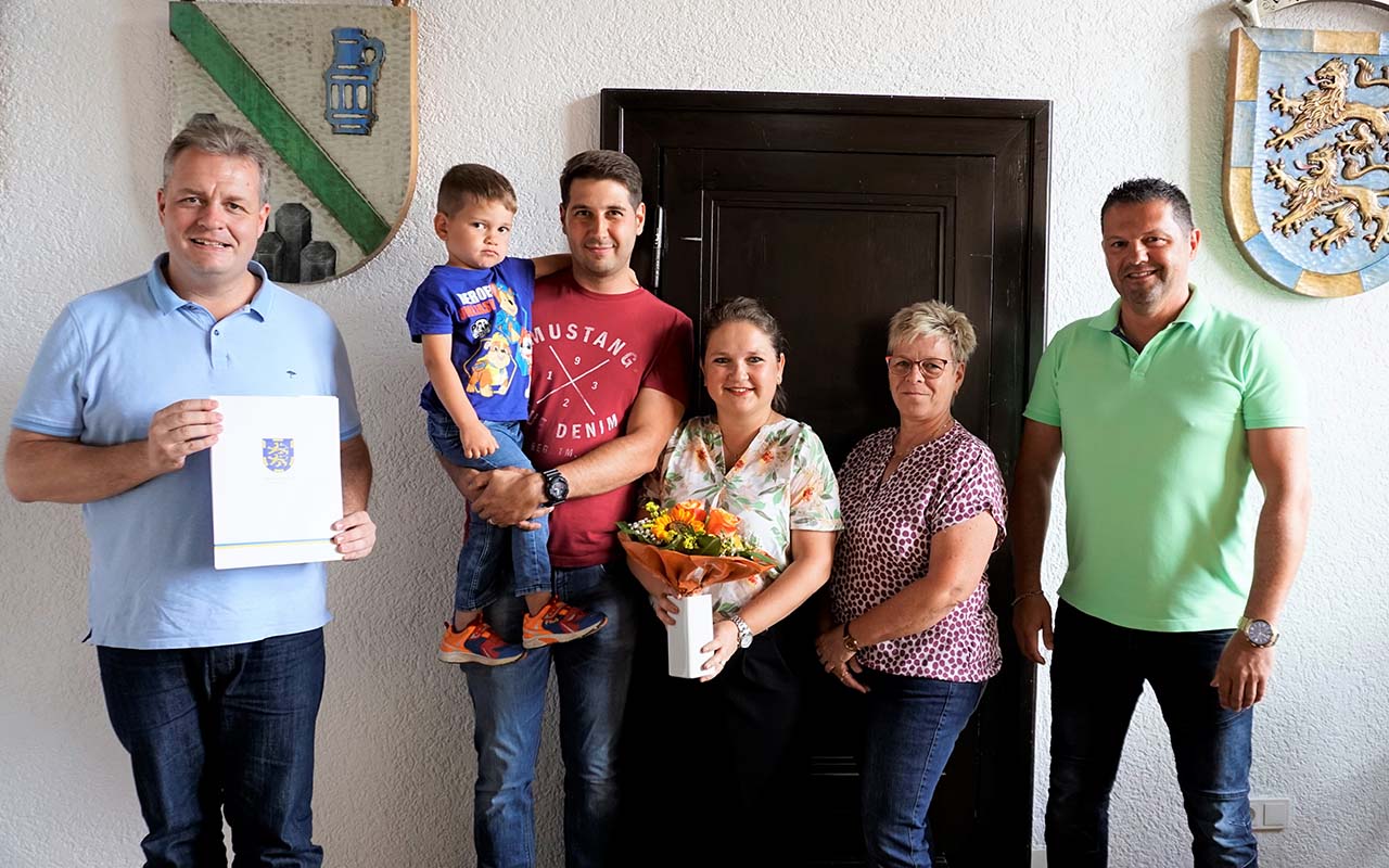 Zum 300. Frderbescheid gab es fr Familie Marcu aus Elsoff zustzlich noch einen Blumenstrau aus der Hand von Brgermeister Gerrit Mller, Sachbearbeiterin Katharina Schmidt und Bauamtsleiter Markus Schmiedl. (VG Rennerod)
