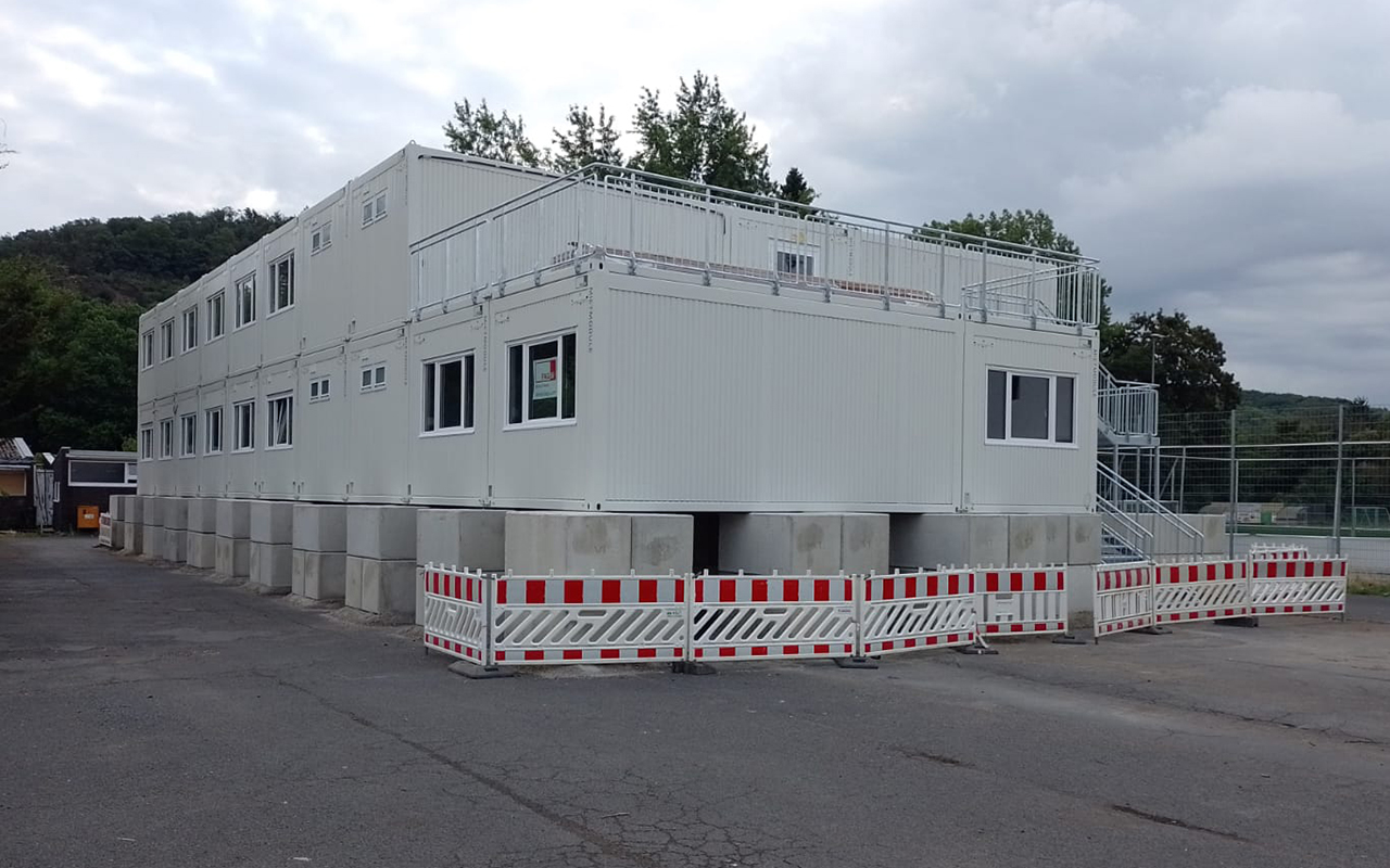 Auf dem Parkplatz vor dem Brgerpark entsteht ein Container-Wohnpark. (Foto: privat)