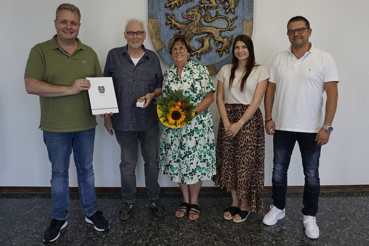 Zum 500. Frderbescheid berreichte Brgermeister Gerit Mller zustzlich noch einen Blumenstrau an die Familie Busch. Von links: Brgermeister Gerrit Mller, Eheleute Gnther und Anette Busch, Sachbearbeiterin Michelle Stecker und Bauamtsleiter Markus Schmiedl. (Foto: privat)