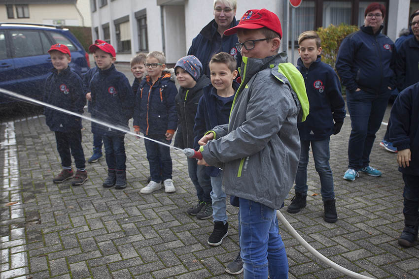 Selbst einmal am Schlauch stehen macht Spa. Fotos: Feuerwehr VG Puderbach