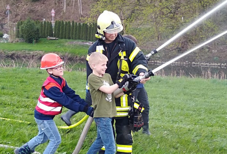 Einsatz fr die Feuerfchse der Kirchener Bambini-Feuerwehr 