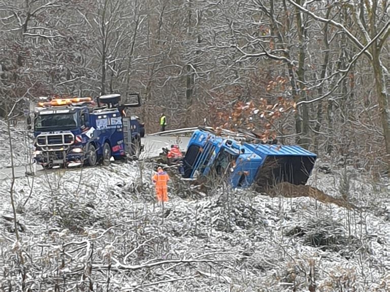 Der Fahrer konnte sich selbst aus dem verunfallten LKW befreien und blieb unverletzt. (Foto: Polizei) 