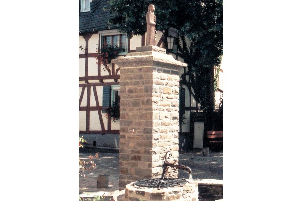 In die Jahre gekommen ist die Barbara auf dem Scheurener Dorfbrunnen. Sie soll nun durch eine neue Figur ersetzt werden. (Foto: privat)