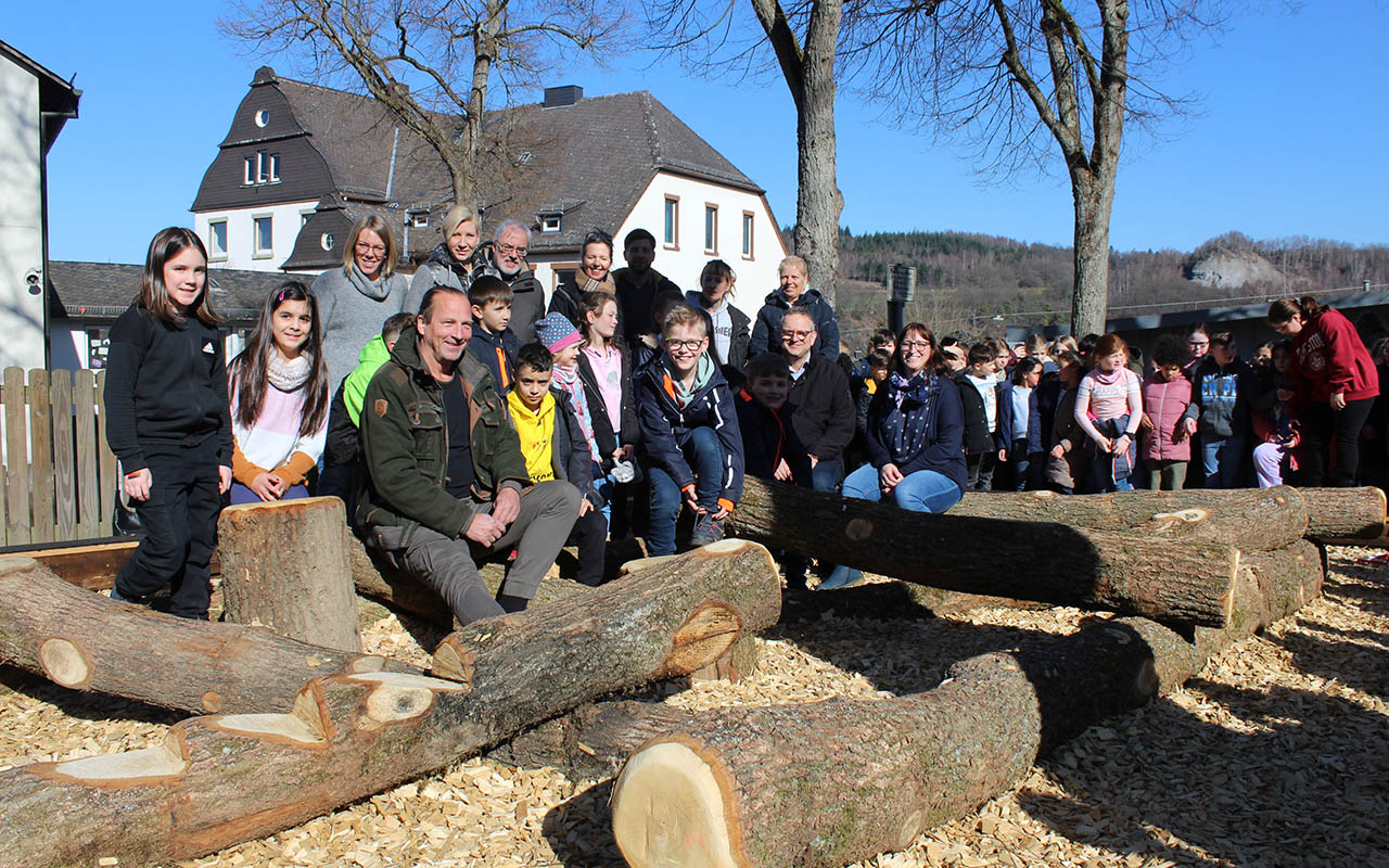 Der Schulhof der Franziskus-Grundschule ist dankt des Einsatzes des Frdervereins und Sponsoren jetzt um ein Baumstamm-Mikado reicher. (Fotos: Frderverein)