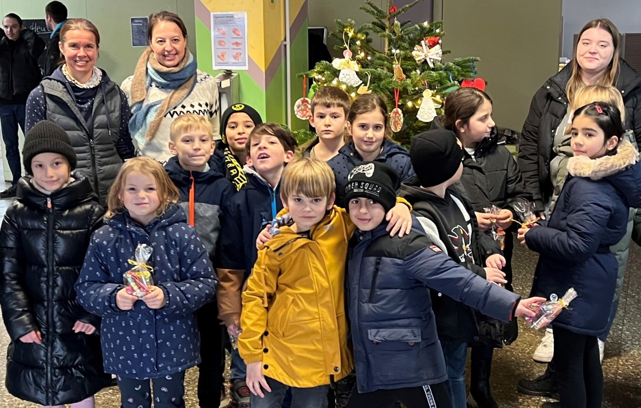 Schler der Grundschule Heddesdorfer Berg mit ihren betreuenden Lehrkrften. (Foto: Sebastian Feil)