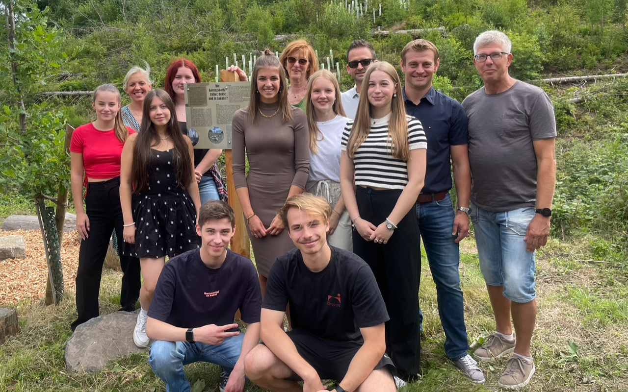 Schler des Kopernikus-Gymnasiums mit Lehrkrften. In einer Projektarbeit entstanden die Hinweistafeln fr den neu angelegten Baumlehrpfad in der Kttingsbach. (Fotos: KathaBe)
