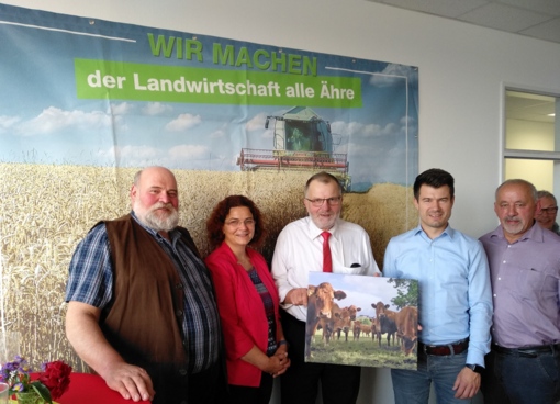 Gratulation zum Jubilum am Standort Hachenburg: (von links) Ulrich Schreiber (Vorsitzender Kreisverband Neuwied), Beigeordnete Gabriele Greis, Heribert Metternich (Vorsitzender Kreisverband Westerwaldkreis), Stadtbrgermeister Stefan Leukel und Georg Gro (Vorsitzender Kreisverband Altenkirchen). (Foto: Kreisbauernverband)