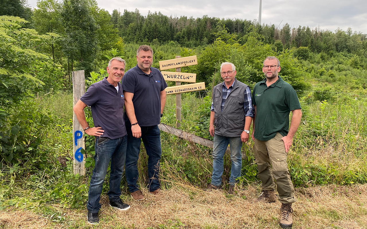 Von links Stefan Kronimus und Manuel Weber, Vorstnde der Volksbank Gebhardshain, Rdiger Mller, Haubergsvorsteher Kundert, Ralf Ho, Frster (Foto: Sonja Pfeifer, Volksbank Gebhardshain)