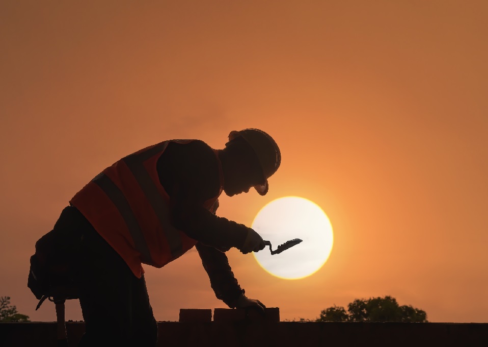 Organisatorische Manahmen wie die Verlagerung der Arbeitszeiten in die Morgen- oder Abendstunden schtzen die Mitarbeitenden vor schdlicher Sonneneinstrahlung. (Fotoquelle SGD/Canva)