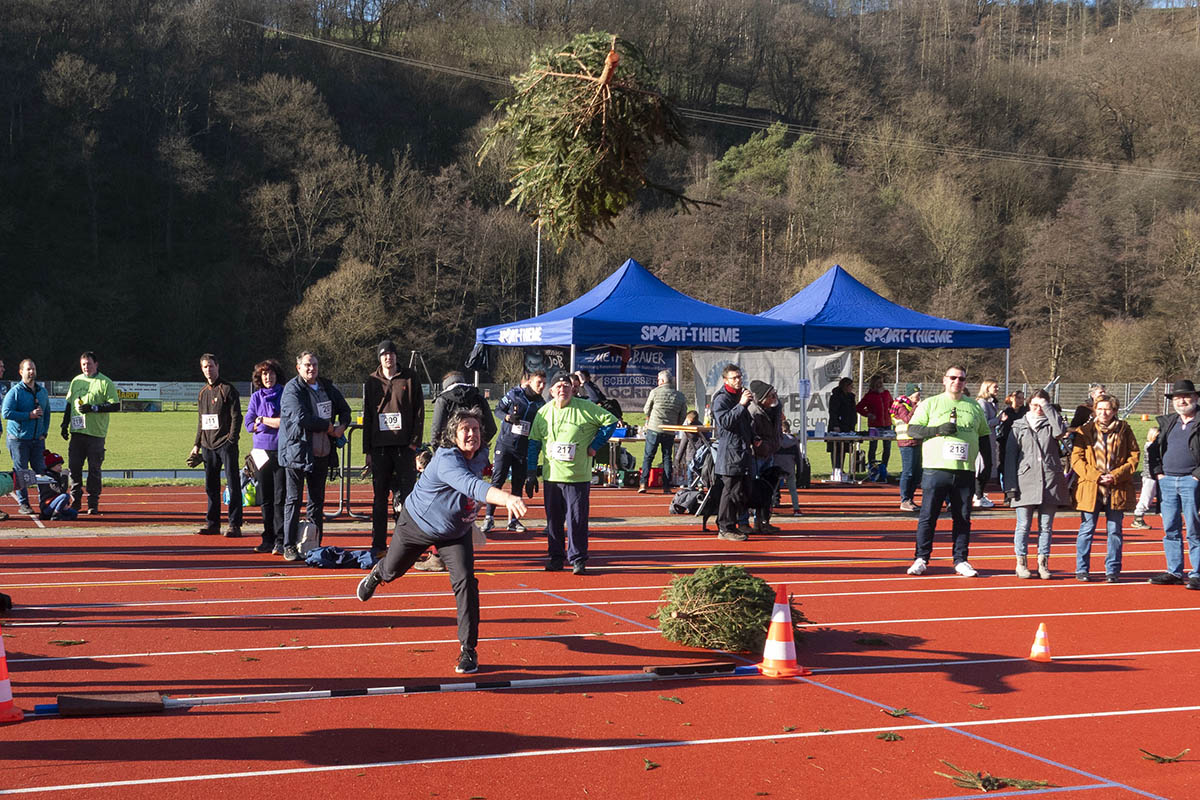 In Waldbreitbach flogen die Weihnachtsbume hoch und weit