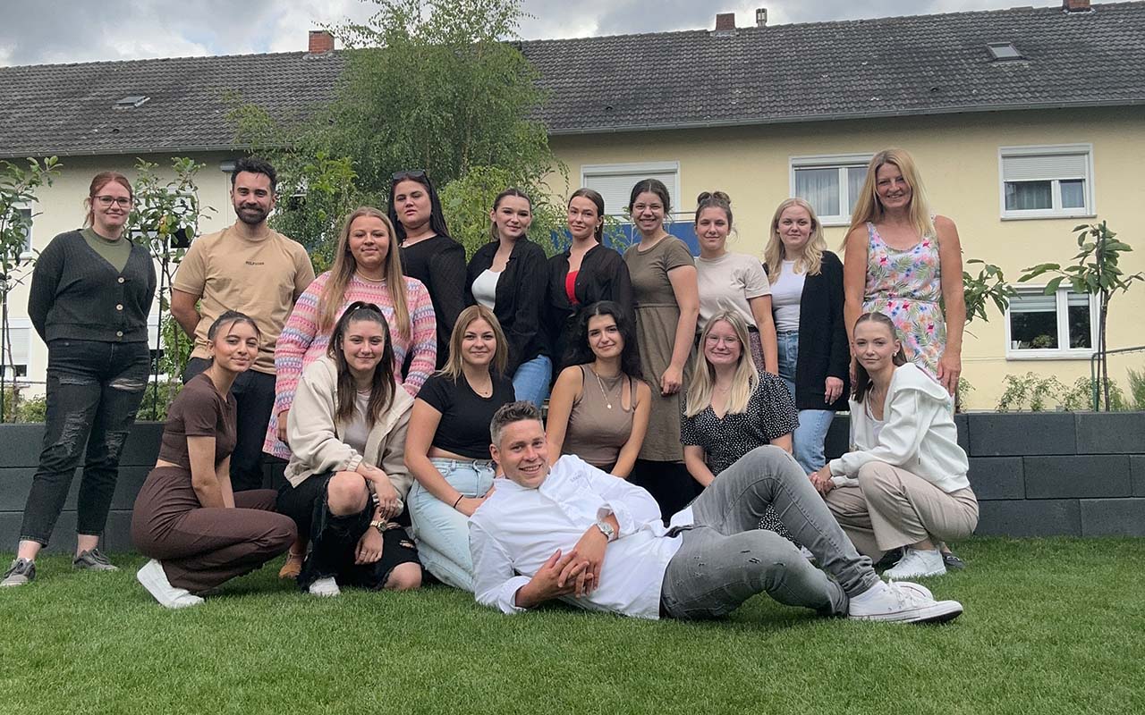 Auszubildende zu medizinischen Fachangestellten der LES zu Gast bei Eventkoch Daniel Katzlmayr mit ihren Lehrern Maximilian Beck und Ann Sangmeister. (Foto: Maximilian Beck)