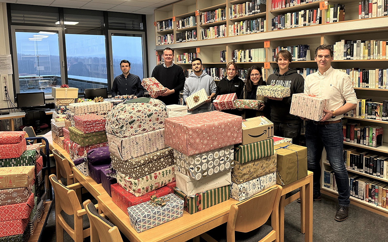 Mehr als 100 Geschenke fr Caf Patchwork - "Weihnachten im Schukarton" der BBS Wissen