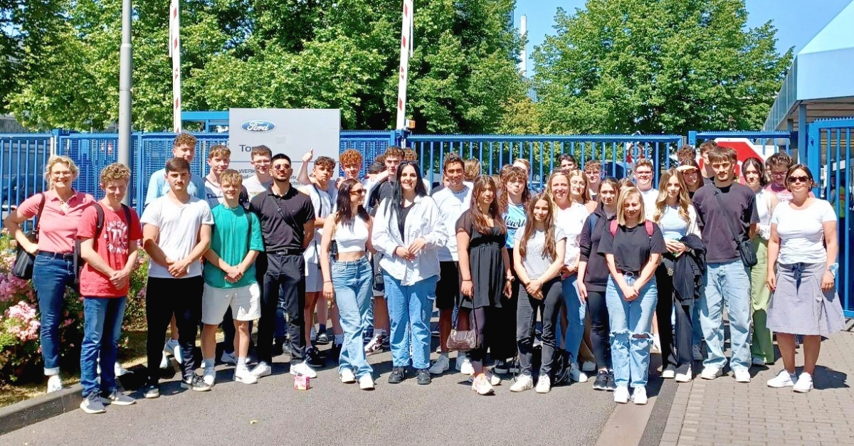 Schler und Schlerinnen der Jgst. 11 des Beruflichen Gymnasiums Wissen mit ihren Lehrkrften vor den Fordwerken. (Foto: BBS Wissen)