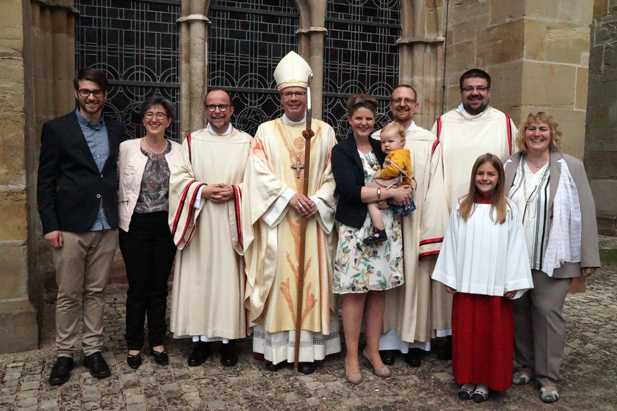 Mit ihren Familien und Bischof Stephan Ackermann freuen sich die neugeweihten stndigen Diakone Peter Kurtscheid, Sebastian Zinken und Michael Stephan (von links). Foto: Privat