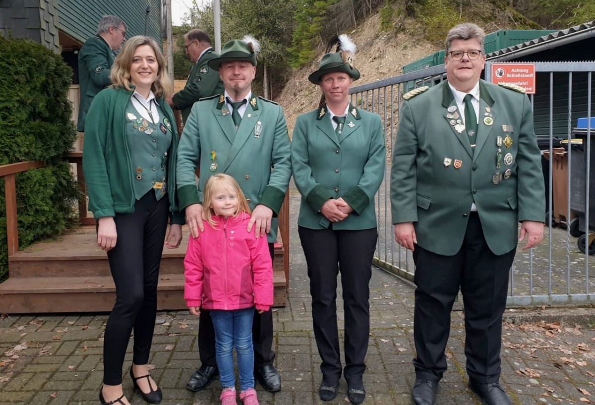 Torben Heinz ist neuer Bezirkskaiser des Bezirksverbandes Marienstatt. Von links: Carina Ring, Torben Heinz mit Tochter, Nicole Rogel und Jrg Gehrmann. (Foto: privat)