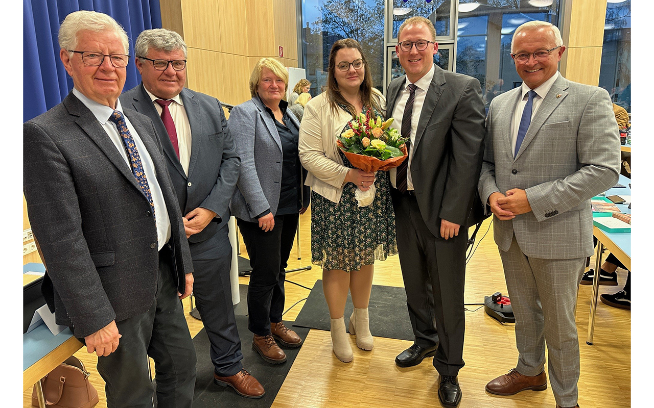 Landrat Achim Hallerbach und der gesamte Kreisvorstand mit Werner Wittlich, Ersten Kreisbeigeordneten Michael Mahlert und Birgit Haas gratulierten Philipp und Alica Rasbach zur Wahl als Erster Kreisbeigeordneter ab 1. Mai 2024. (Foto: Thomas Herschbach)