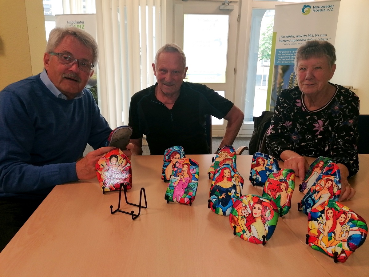 Hans-Peter Knossalla, Marlies und Bruno Hillen bei der Spendenbergabe. (Foto: Beate Christ, Neuwieder Hospizverein)