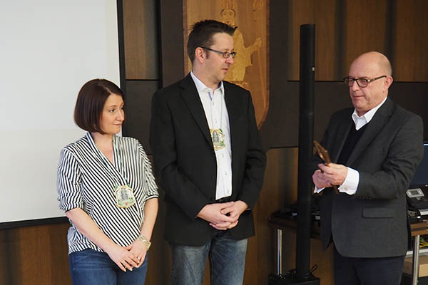 Tine I. und Gregor I. gaben Brgermeister Michael Kessler den Rathausschlssel zurck. Fotos: Stadt Bendorf