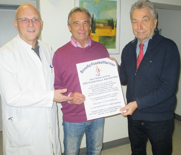 Dr. Frank Hostmann und Hans Jrgen Lenski (von links) planen das Fuballturnier wie auch schon 2015, Vorsitzender Dr. Alfred Beth dankte allen Beteiligten. Foto: Verein