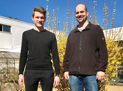 Zwei, die sich schon lange kennen: Benjamin Jung (links) und sein ehemaliger Lehrer Markus Schaufelberger. Foto: Schule