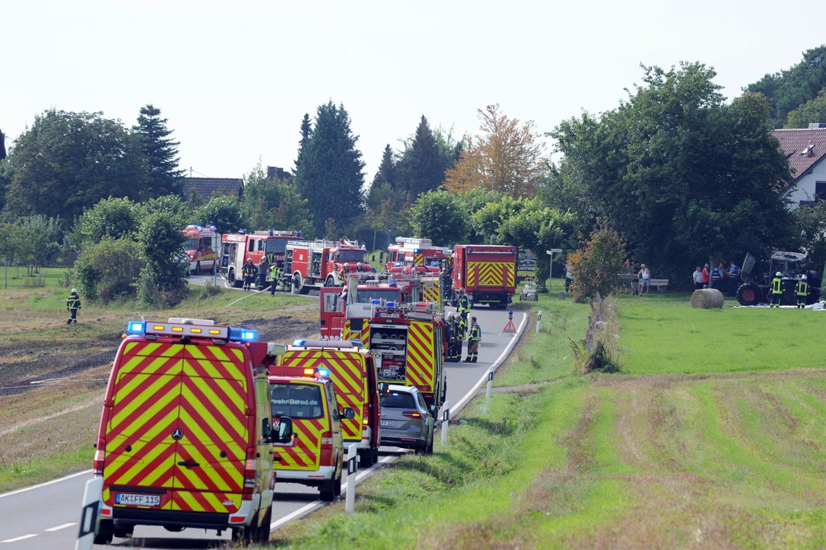 Feuerwehren aus drei Verbandsgemeinden lschten den Flchen- und Fahrzeugbrand. (Fotos: kk)