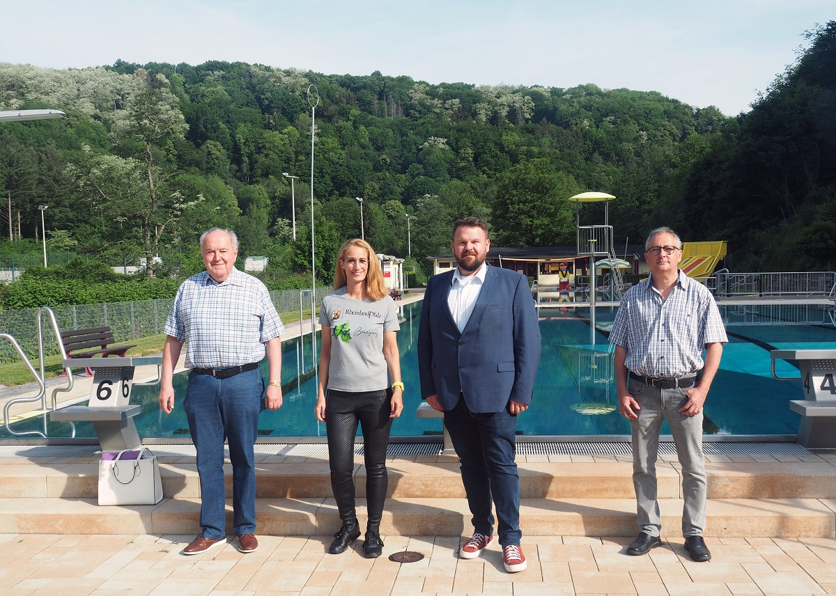 V.l.: Erster Beigeordneter Bernhard Wiemer, Bewegungsmanagerin Mayen-Koblenz Lydia Karbach, Brgermeister Christoph Mohr und der stellvertretende Werkleiter Michael Frmbgen laden zum Bewegungstag am 11. Juni ein. Im Freibad im Sayntal gibt es freien Eintritt. (Foto: privat)