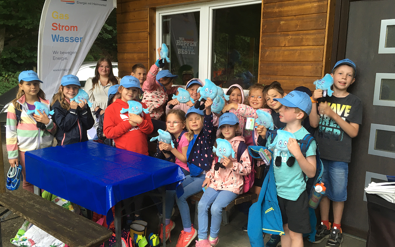 Ella Pter fr die Jugendpflege der VG Altenkirchen-Flammersfeld mit Kindern der Ferienspa-Gruppe an der Wied. (Foto: Maria-Elisabeth Loevenich). 
