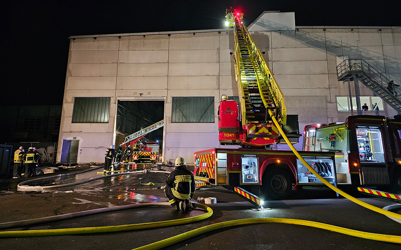 Die Feuerwehren verhinderten im Biomasseheizkraftwerk das Entznden der Hackschnitzel. Wenn Dach und Technik gecheckt sind, kann die Anlage wieder anlaufen. Bis dahin bernimmt das BHKW in der Museumstrae. (Foto: Markus Noll/Feuerwehr Niederbieber-Segendorf)
