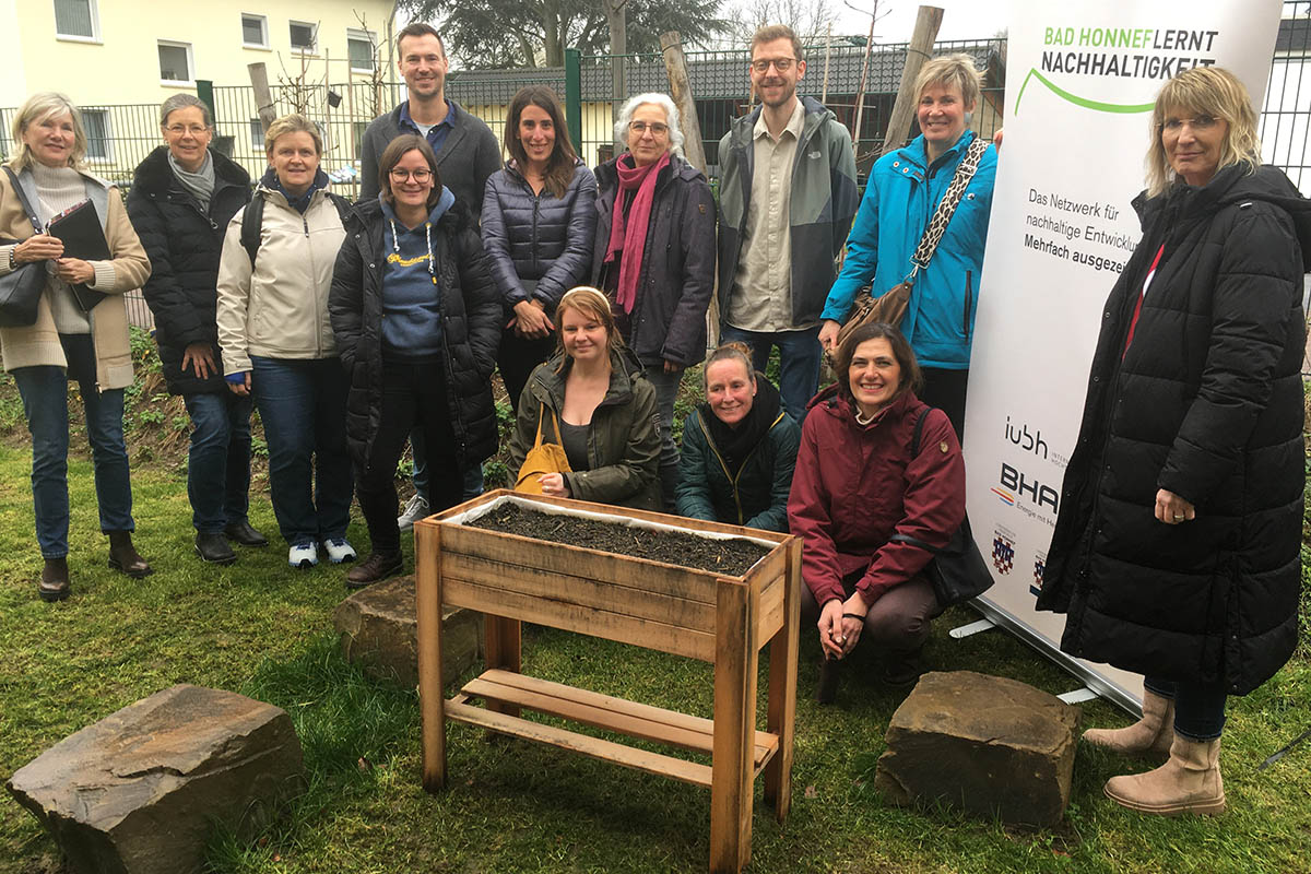 Rechts Kitaleiterin und Gastgeberin Stefanie van Eckeren mit Partnerinnen und Partnern des Netzwerkes "Bad Honnef lernt Nachhaltigkeit" im Naschgarten. Foto: Netzwerkkoordinatorin Maria-Elisabeth Loevenich