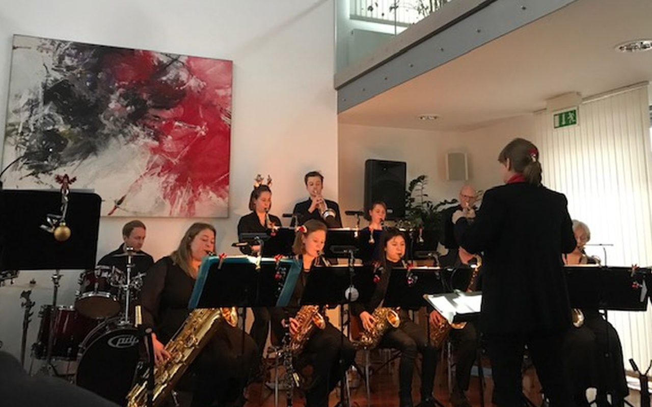 Geboten wurden Bigband-Musik, Kaffee und Pltzchen. (Foto: Kreismusikschule)