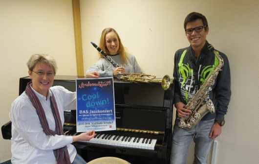 Zum zehnjhrigen Bestehen gibt die Big Band der Kreismusikschule am 23. Dezember ein Konzert in der Stadthalle Betzdorf. Leiterin Andrea Silvia Kautzmann (links) und die Musiker der Big Band hoffen auf viele Gste. (Foto: Kreismusikschule) 
