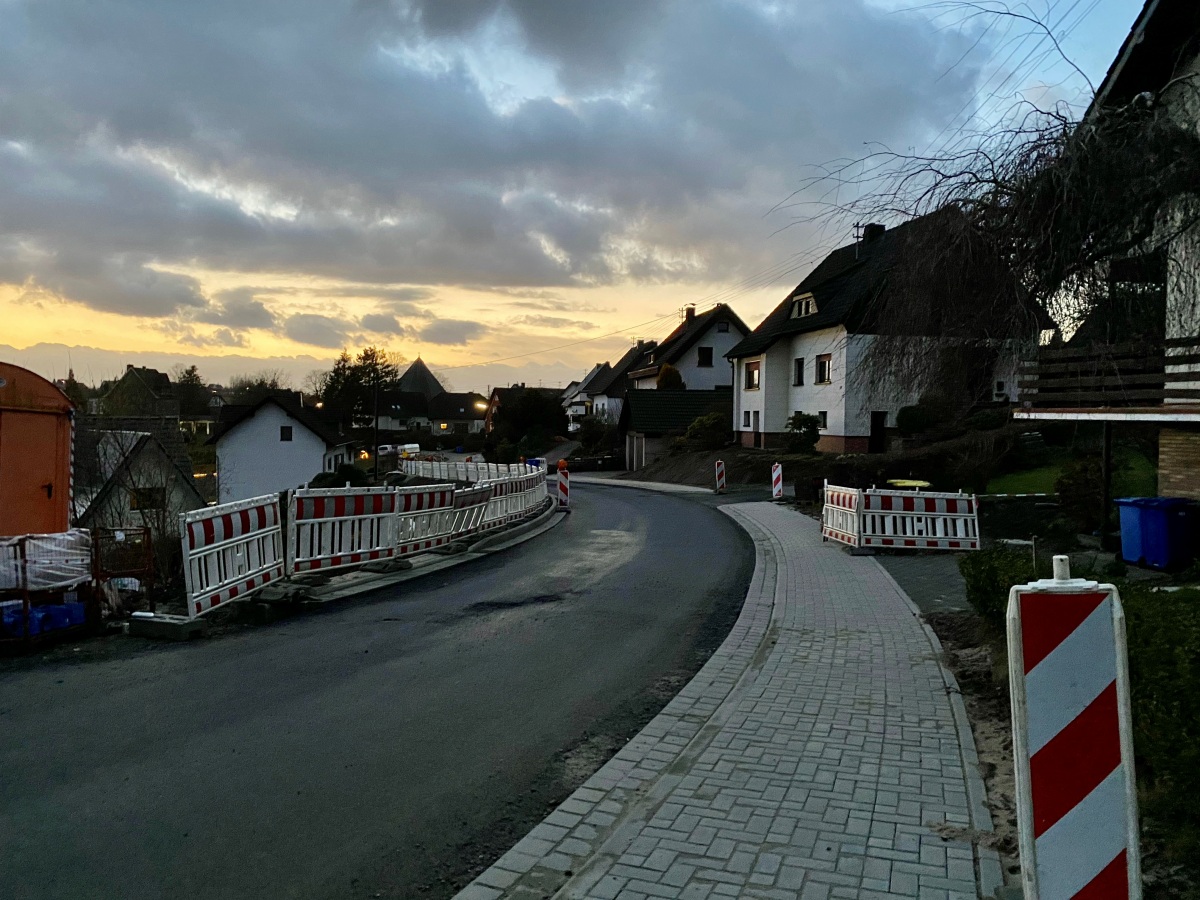 Die Baumanahme Kumpstrae wiegt im Haushalt der Ortsgemeinde Birken-Honigsessen schwer. Wenn alles gut luft soll sie in 12 bis 16 Wochen ber die Bhne sein. (Foto: KathaBe)