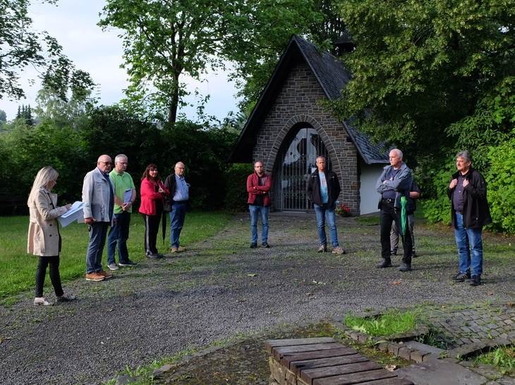 Der Dorfplatz auf dem frher einmal die alte Schule stand ist in die Jahre gekommen. Birken-Honigsessen will jetzt den Weg in Richtung Gesamtkonzept fr die Gemeinde mittels Dorfmoderation gehen. (Fotos: KathaBe)