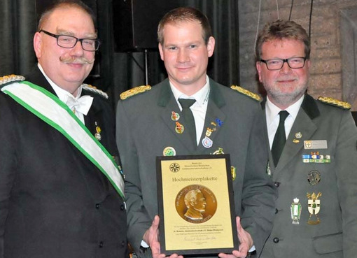 Die stellvertretenden Dizesanbundesmeister Tobias Ktting (rechts) und Klaus Zinke (links) berreichten die Hochmeisterplakette an Brudermeister Florin Jung. (Foto: kk) 