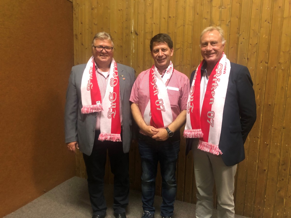 Heinz-Walter Schenk, Markus Gmpel und Hans-Klaus Kapschak in Vereinsfarben. Weitere Eindrcke von der JHV unter dem Artikel. (Fotos: Verein) 