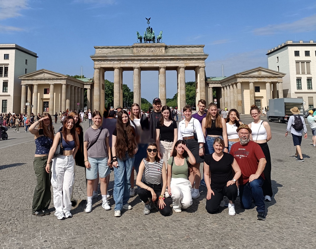 Ein Besuch Berlins ohne das Brandenburger Tor zu sehen ist kaum denkbar. Und so schauten sich natrlich auch die Teilnehmer der Jugendbildungsfahrt das Wahrzeichen der einst geteilten Hauptstadt an. (Foto: Kreisverwaltung Neuwied / Koch)