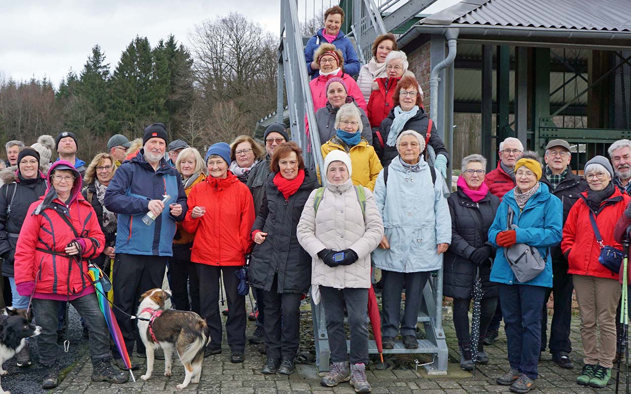 Beim Neujahrswandern des Frdervereins der Grube Bindweide tauchte vllig berraschend am Barbaraturm "Medizin fr Schchterne" auf. Ein Verkosten durfte nicht fehlen. (Foto: Joachim Weger)