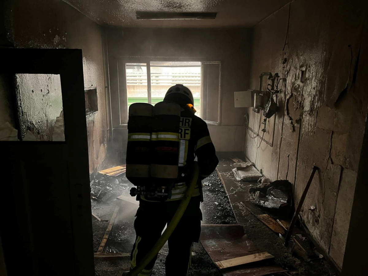 Betzdorf: Feuerwehr musste wieder Feuer im alten Lokschuppen lschen
