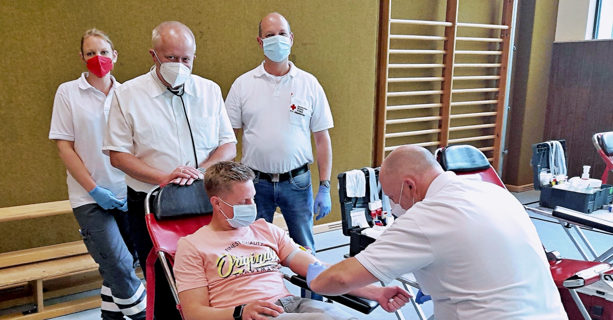 Tim Kweatkowski spendet zum ersten Mal Blut. Udo Schmidt, Leiter der DRK Bereitschaft Katzwinkel (hinten rechts, mit Blutspendearzt Dr. Peter Enders) freut sich ber die hohe Spendenbereitschaft. (Foto: Bernhard Theis)