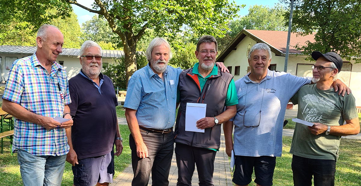 Wolfgang Schneeloch (v. l.), Hajo Schwedthelm, Gnter Behr, Rolf Straschewski, Achim Maur und Peter Spanier nahmen die Herausforderungen des Turniers an. (Foto: SPD AG 60 plus)
