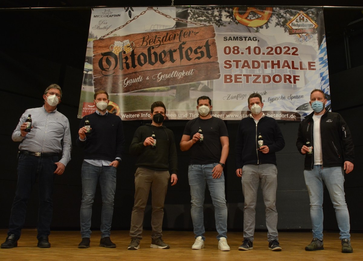 Das "Betzdorfer Oktoberfest" wurde am Veranstaltungsort Stadthalle vorgestellt. Unter dem Banner sind Marc Peter, Klaus Struder, Fabian Hsch, Karl Krliczek, Benjamin Geldsetzer und Tobias Link zu sehen. (Fotos: tt)